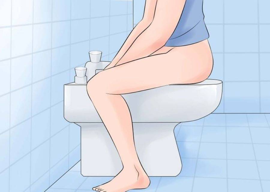 Толстуха помывшись мастурбирует в ванной комнате