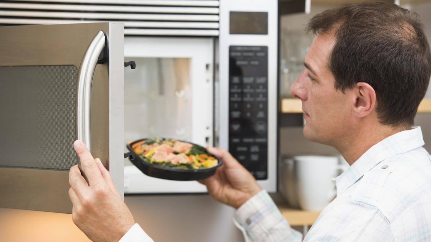 Микроволновка на кухне – куда можно, а куда не стоит устанавливать