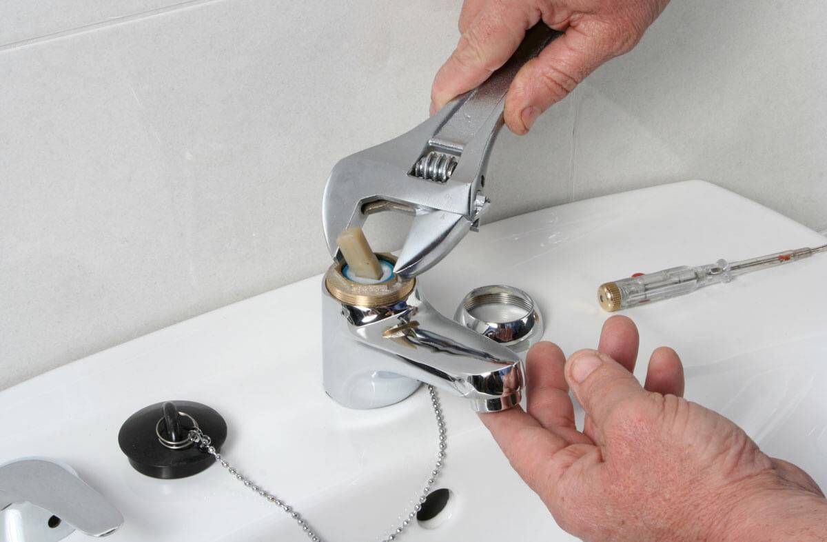 Как ремонтировать или заменить смеситель в ванной, на кухне своими руками видео
