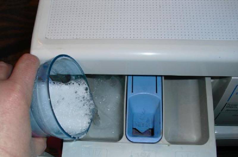 Что делать, если в стиральной машине и на вещах остается порошок