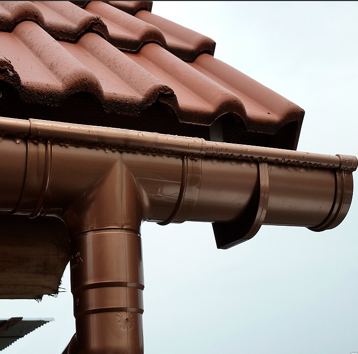 Водостоки для крыши: виды, примеры с фото, особенности установки