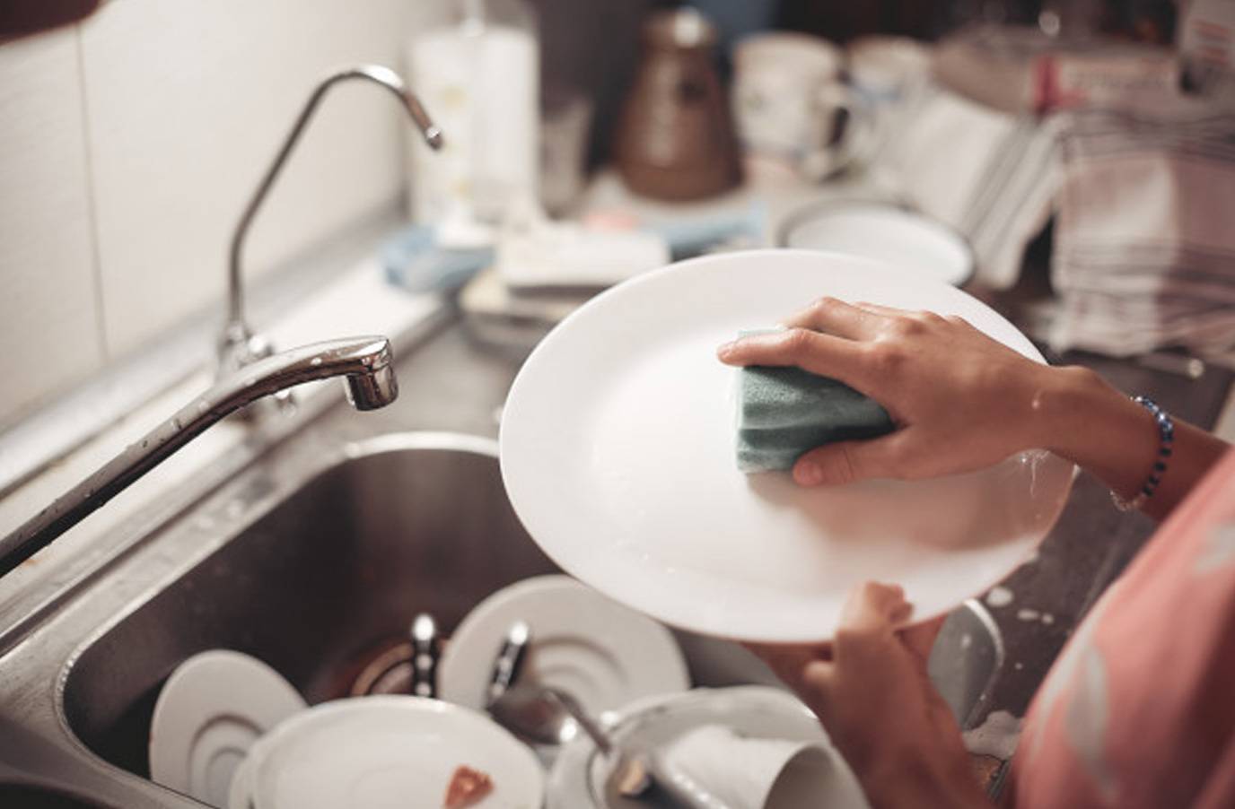 Как помыть большое количество посуды быстро: сортируем, замачиваем, моем с минимумом затрат как правильно мыть стеклянную, хрустальную, детскую и другую посуду вручную?