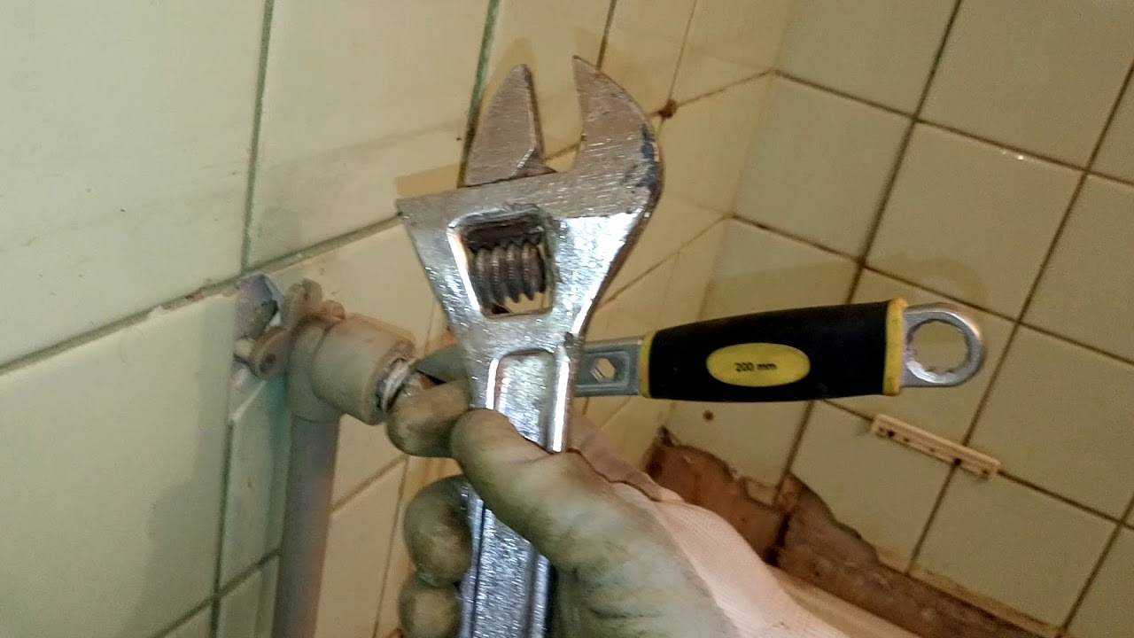 Как снять фитинг с металлопластиковой трубы?
