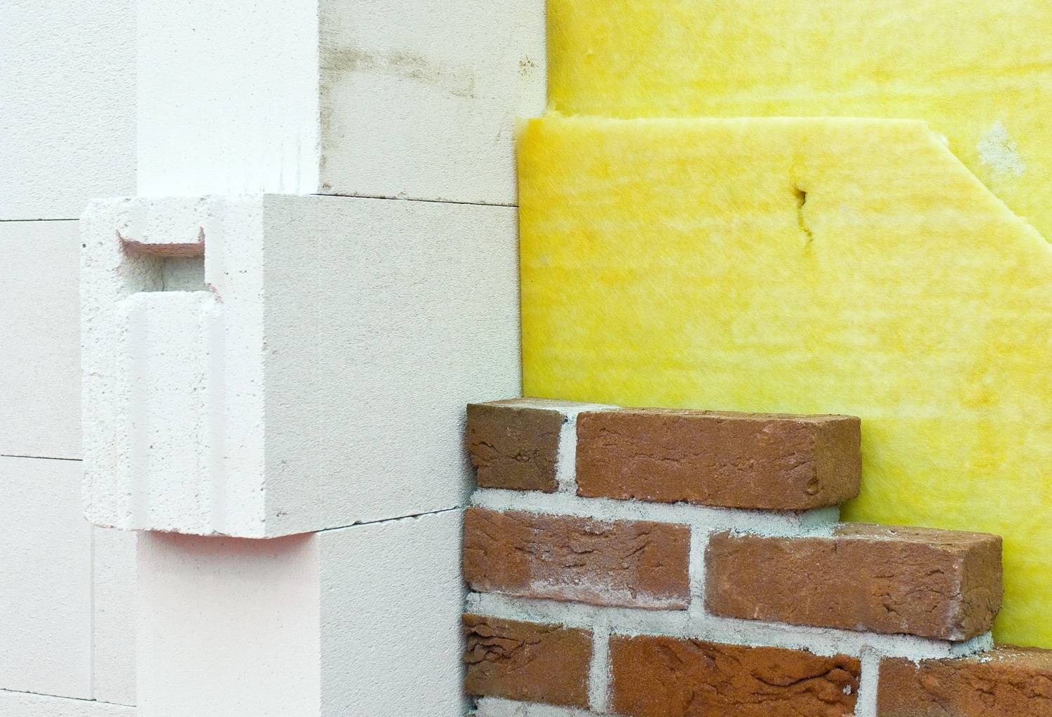Облицовка дома из газобетона кирпичом с воздушным зазором: как произвести крепление материалов (видео)