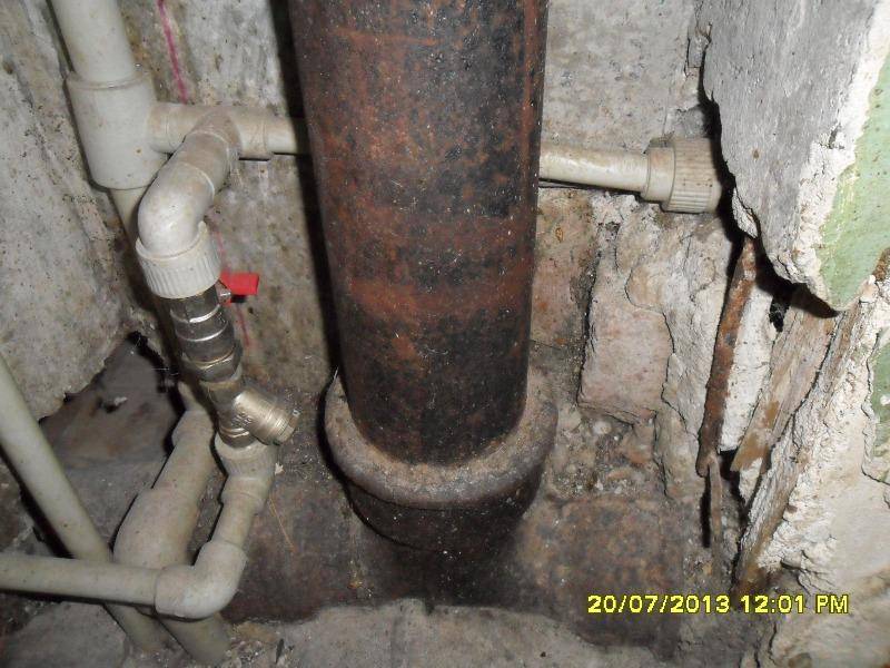 Замена старой вертикальной канализационной трубы