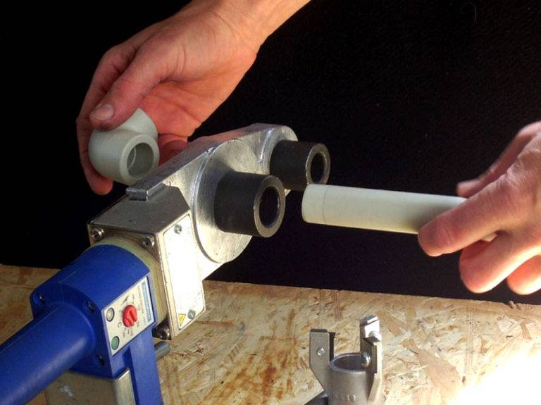 Как пользоваться паяльником для пластиковых труб: требования к температуре и длительность нагрева