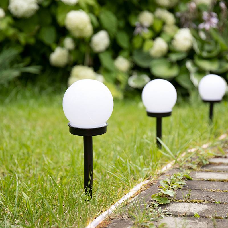 Светильники на солнечных батареях для подсветки сада и участка