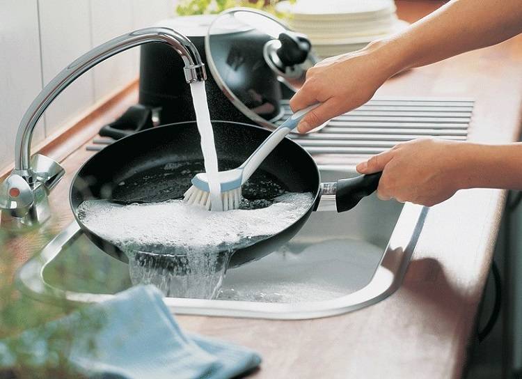 Как и чем очистить сковороду от жира и нагара в домашних условиях