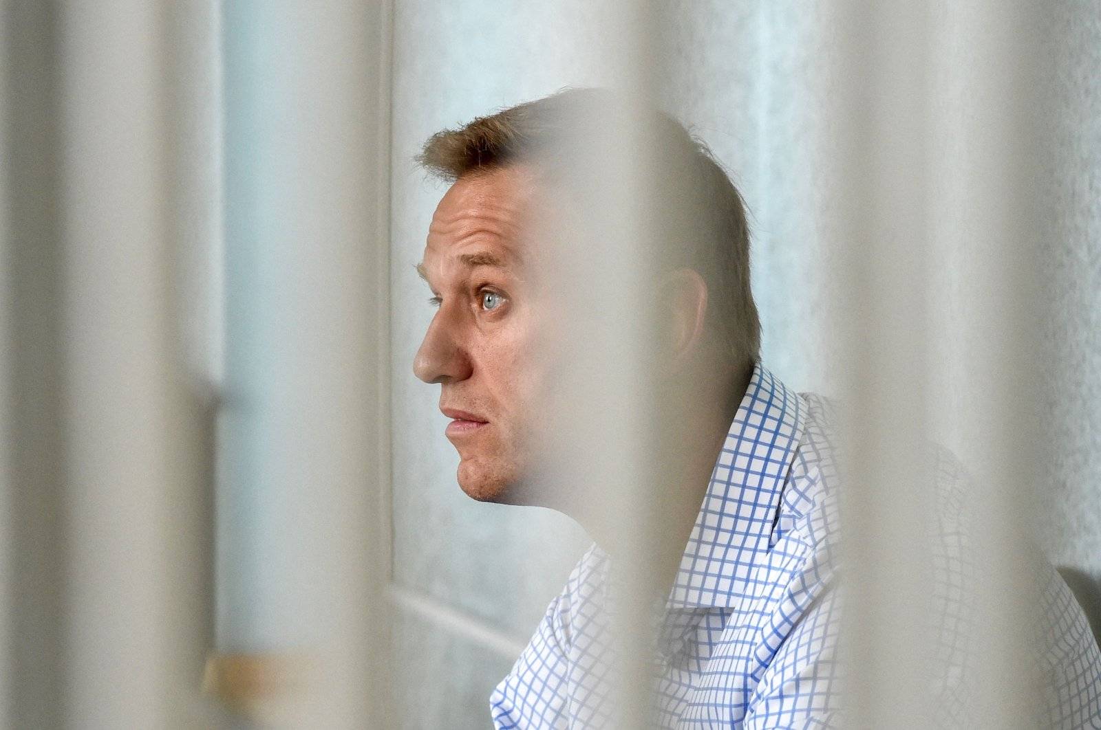 «отказывается от работы и лечения»: что говорят в колонии о навальном и условиях его содержания — рт на русском