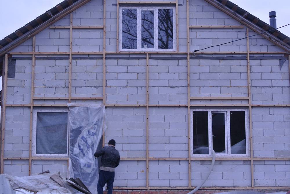Чем утеплить дом из пеноблоков снаружи: подходящие материалы и как их монтировать на стены