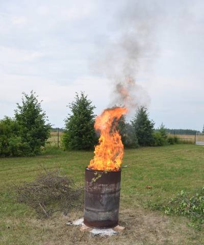 Сжигание сырого мусора при помощи кирпича