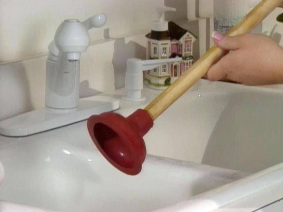 Как устранить засор в ванной самостоятельно, чтобы не вызывать мастера