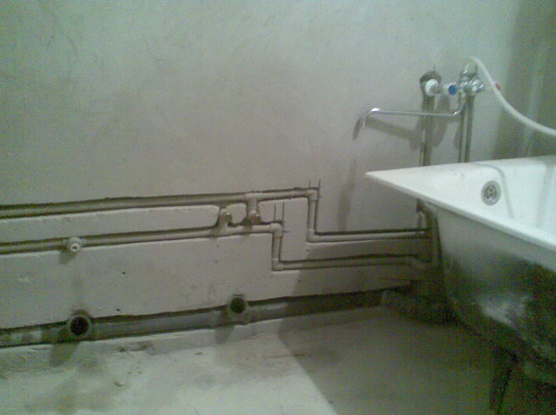 Как спрятать трубы в ванной, не монтируя в стену: советы, способы