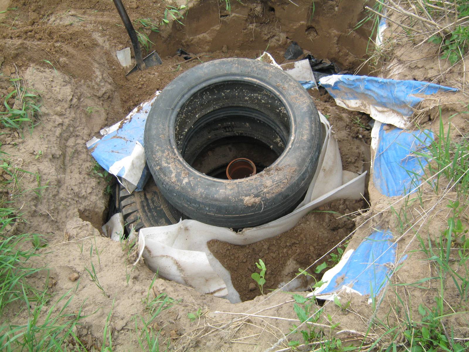 Использование старых шин для самостоятельного обустройства выгребной ямы под туалет