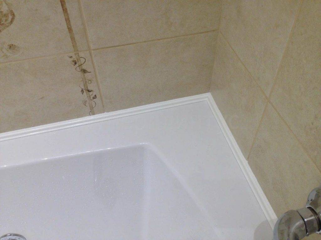 Как заделать щель между ванной и стеной: чем закрыть зазор, чем убрать большое пространство, способы заделки швов, уголок и полка, как установить ванну