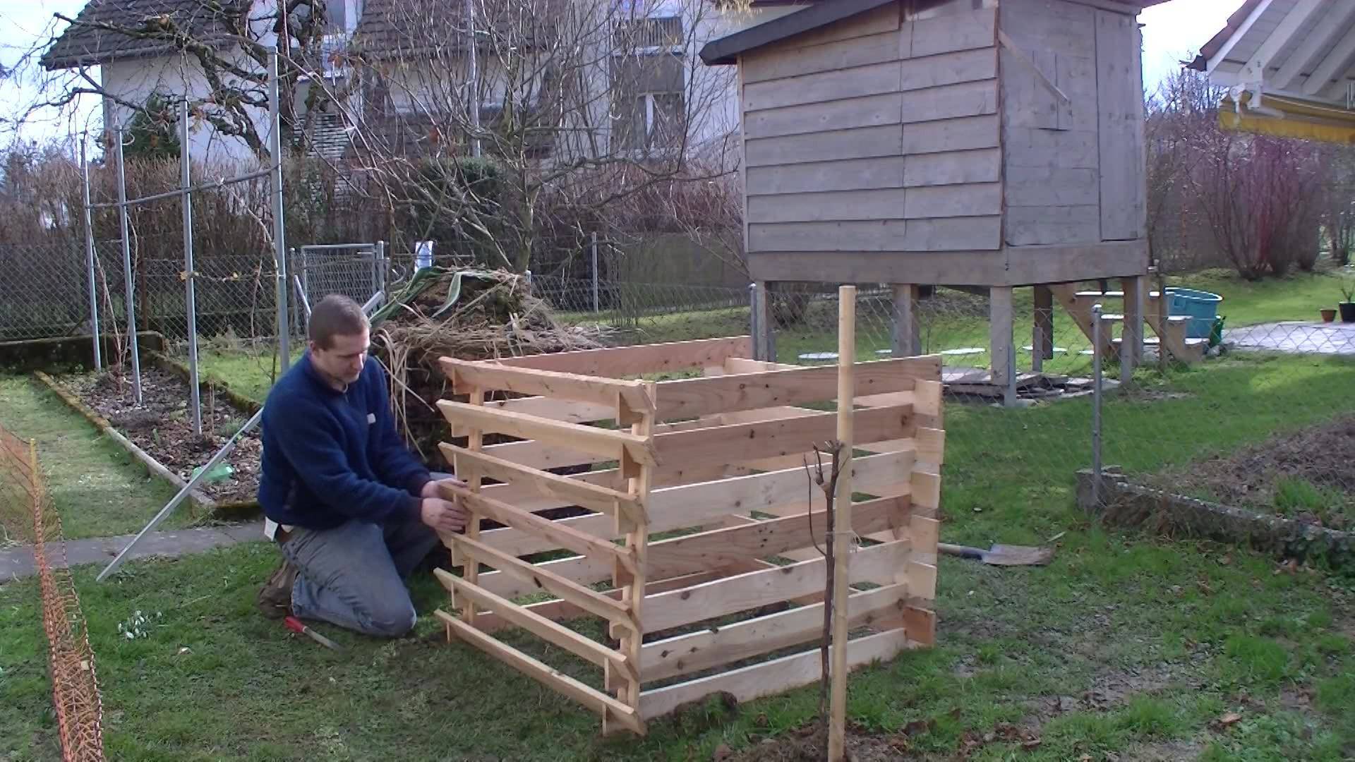 Простые компостные кучи на даче из дерева и металлической сетки