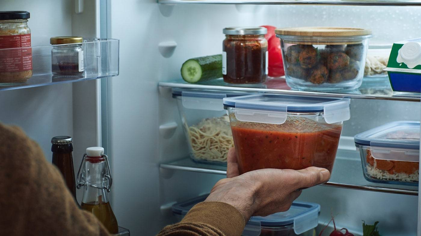 Можно горячий суп ставить в холодильник. Контейнер для холодильника. Холодильник с едой. Холодильник с продуктами. Еда в контейнерах в холодильнике.