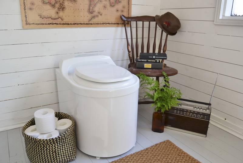 Какой торфяной туалет лучше выбрать для дачи: особенности устройства и виды биотуалетов