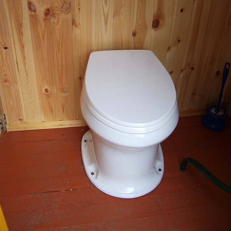 Туалет на даче с унитазом своими руками, септик