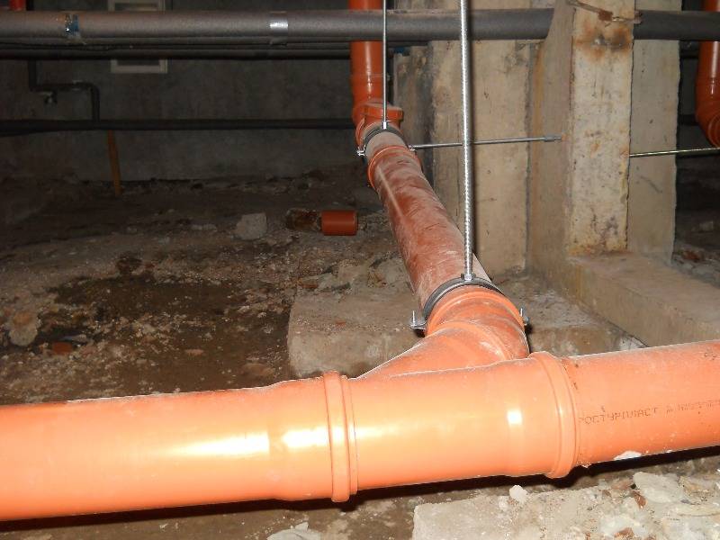 Правильный угол наклона и глубина прокладки канализационной трубы в частном доме