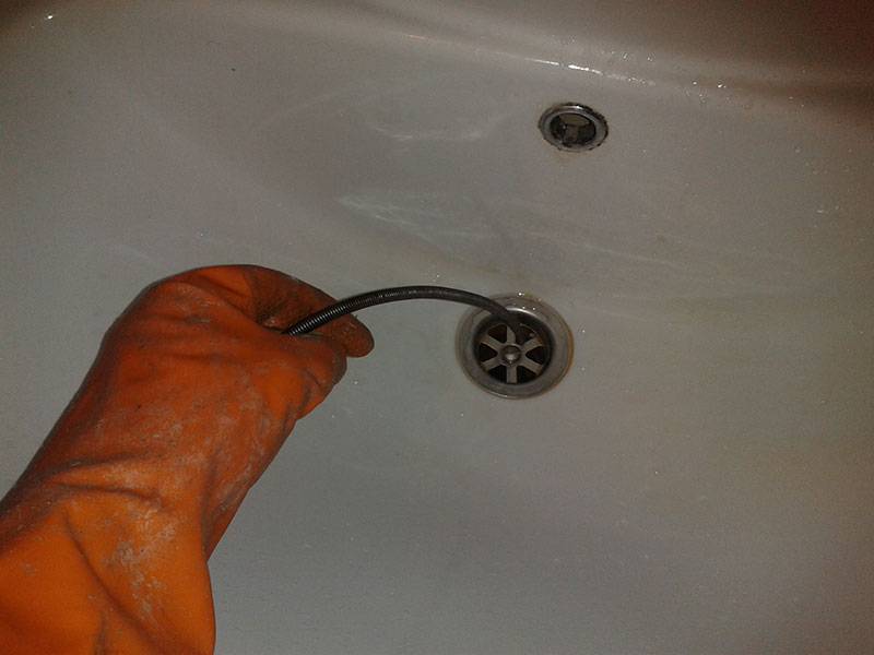 Как прочистить засор в ванной: методы устранения и профилактика