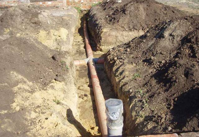 Укладка канализационных труб в землю