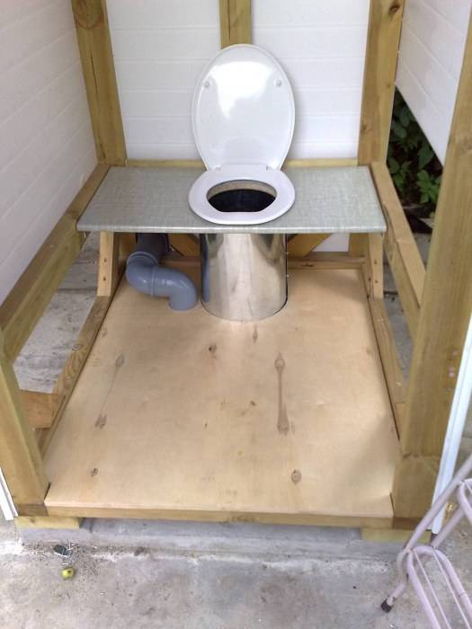 Какой унитаз можно поставить в туалете на даче: готовый, сделанный своими руками