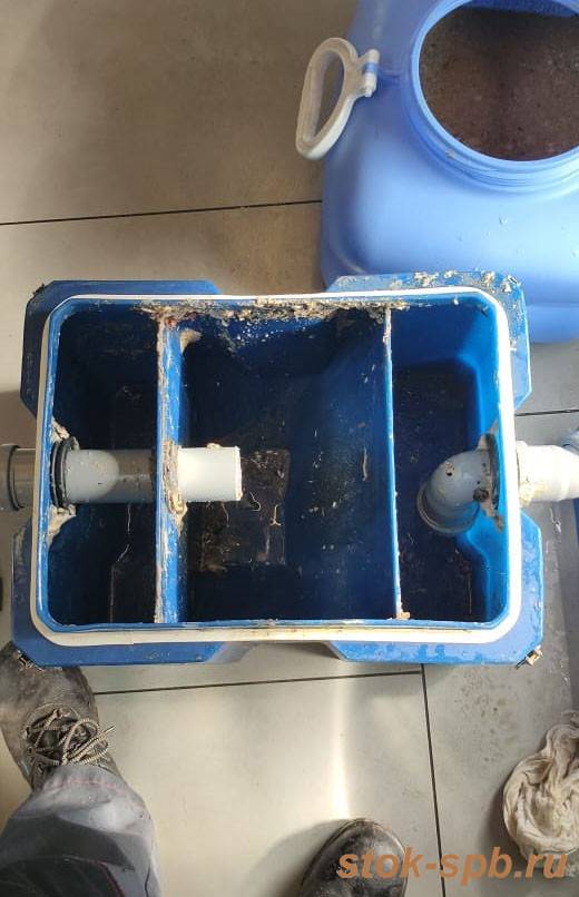 Как сделать и поставить жироуловитель для канализационной трубы под мойку своими руками: чертежи + видео