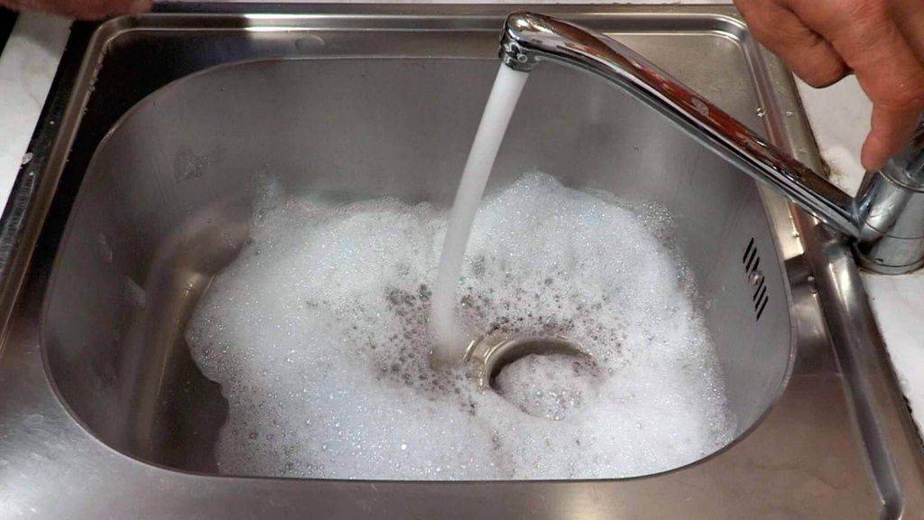 Как прочистить засор в ванной: различные методы и народные средства