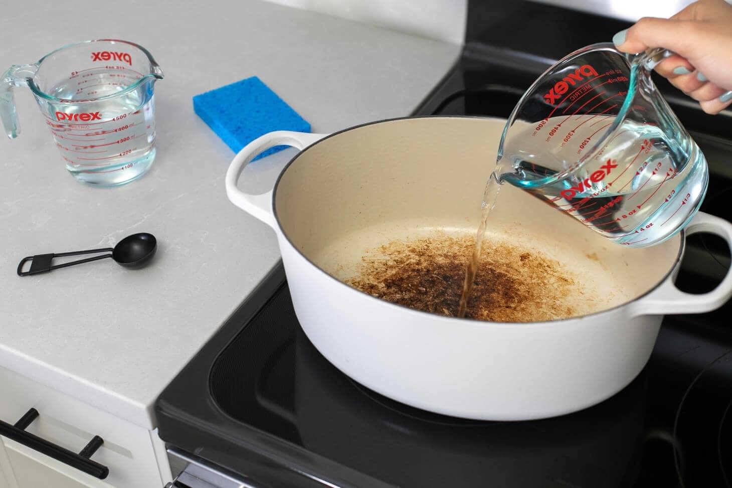 Как почистить посуду с помощью соды и канцелярского клея