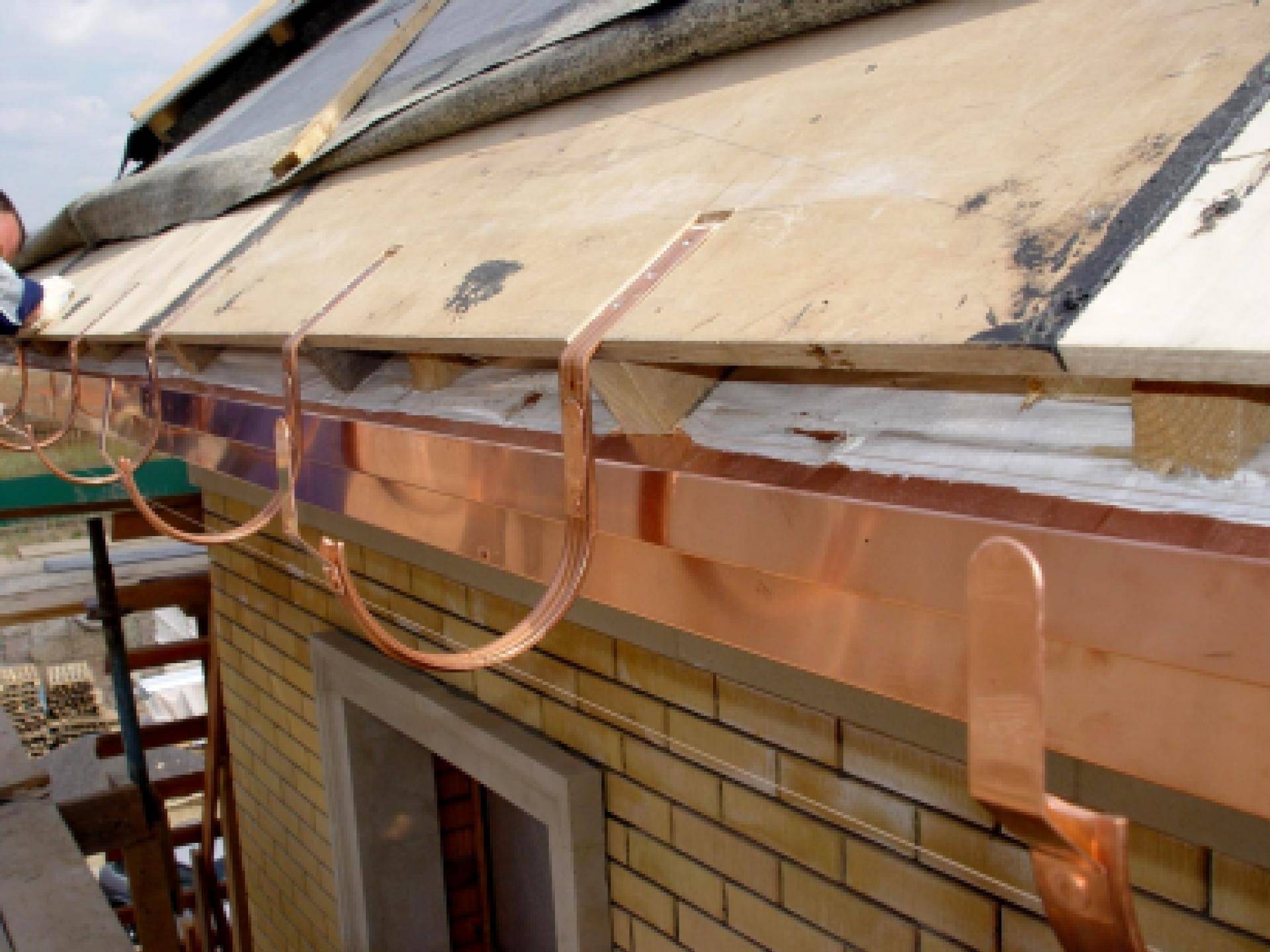 Металлические водостоки для крыши – монтаж своими руками