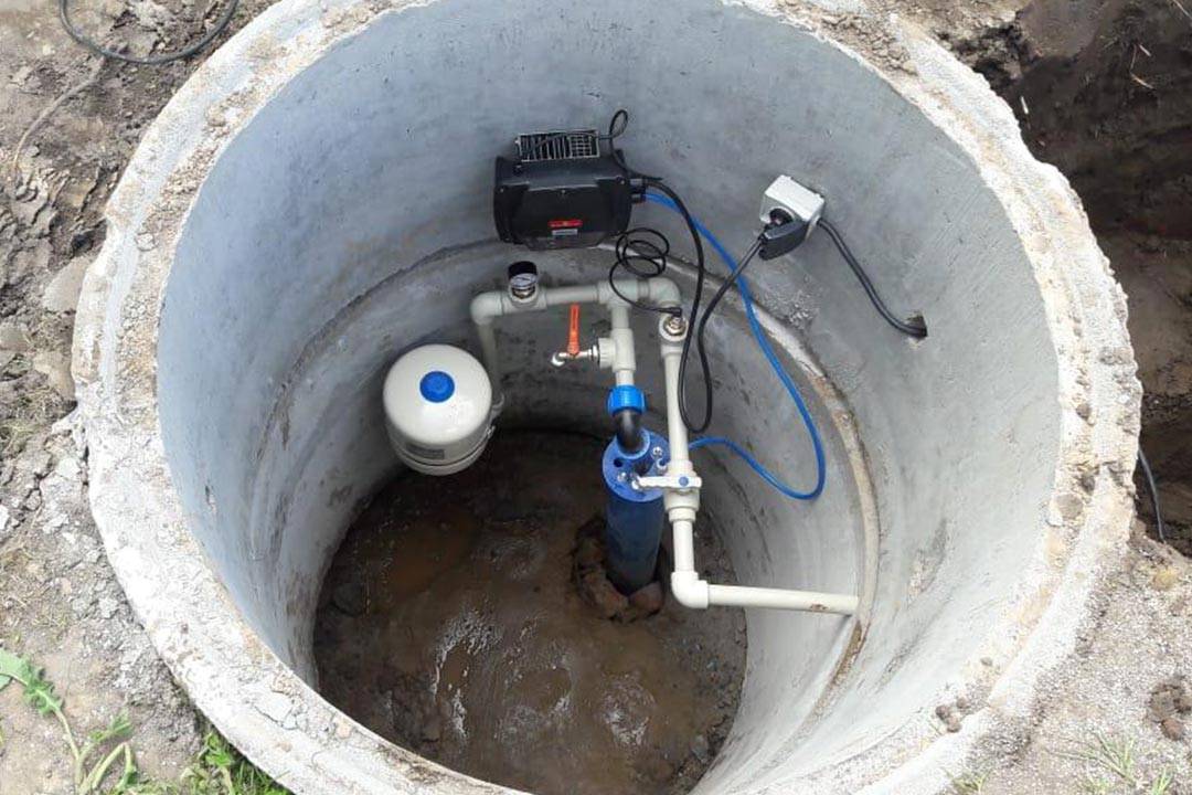 Обустройство скважины на воду с кессоном и адаптером своими руками на дачном участке