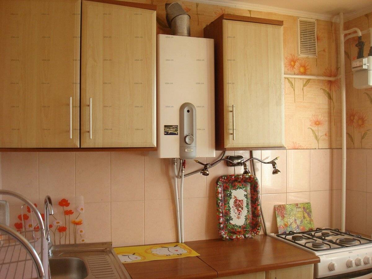 Кухни в хрущевке с холодильником, газовой колонкой, гостиной, фото