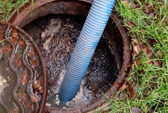 Откачка канализации: как откачать сточные воды из выгребных и канализационных ям  в частном доме при помощи шланга