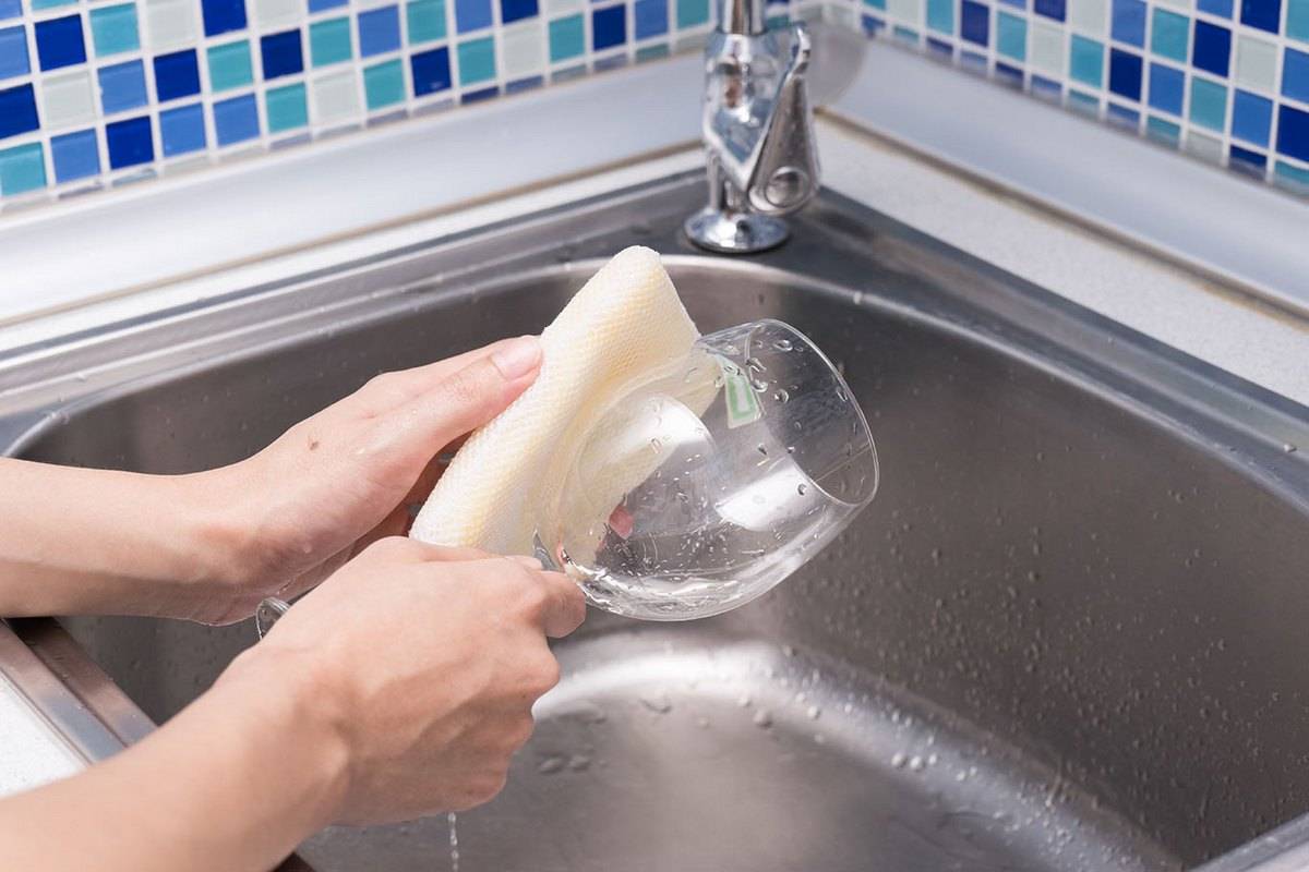 Как быстро помыть посуду руками?