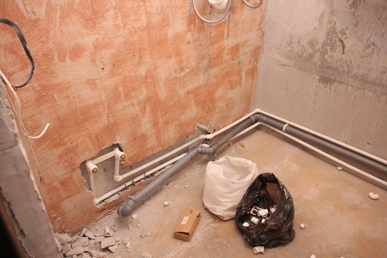 Как спрятать трубы в маленькой ванной без коробов: 6 способов