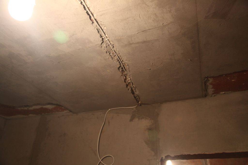 Чем опасно штробление несущих стен под проводку и как безопасно прокладывать электрические магистрали, чтобы не допустить обрушения здания