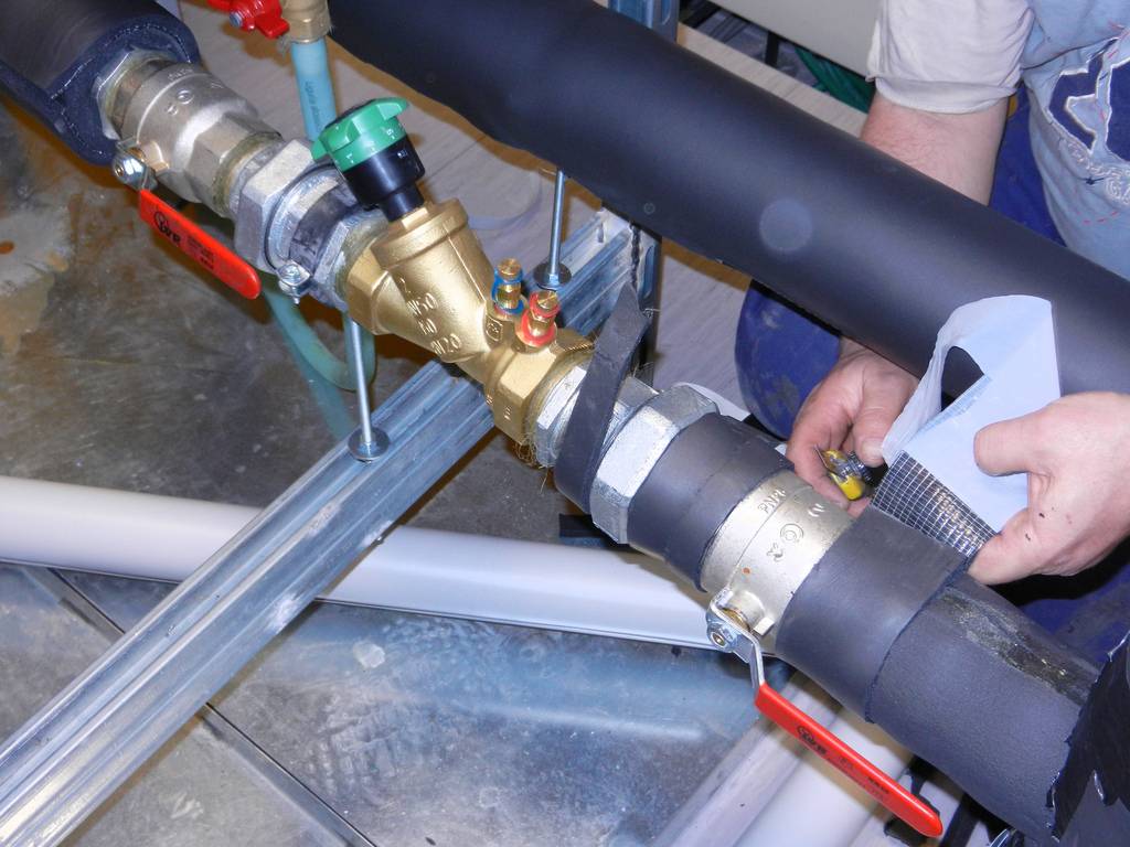 Выбор и монтаж утеплителя для водопроводных труб