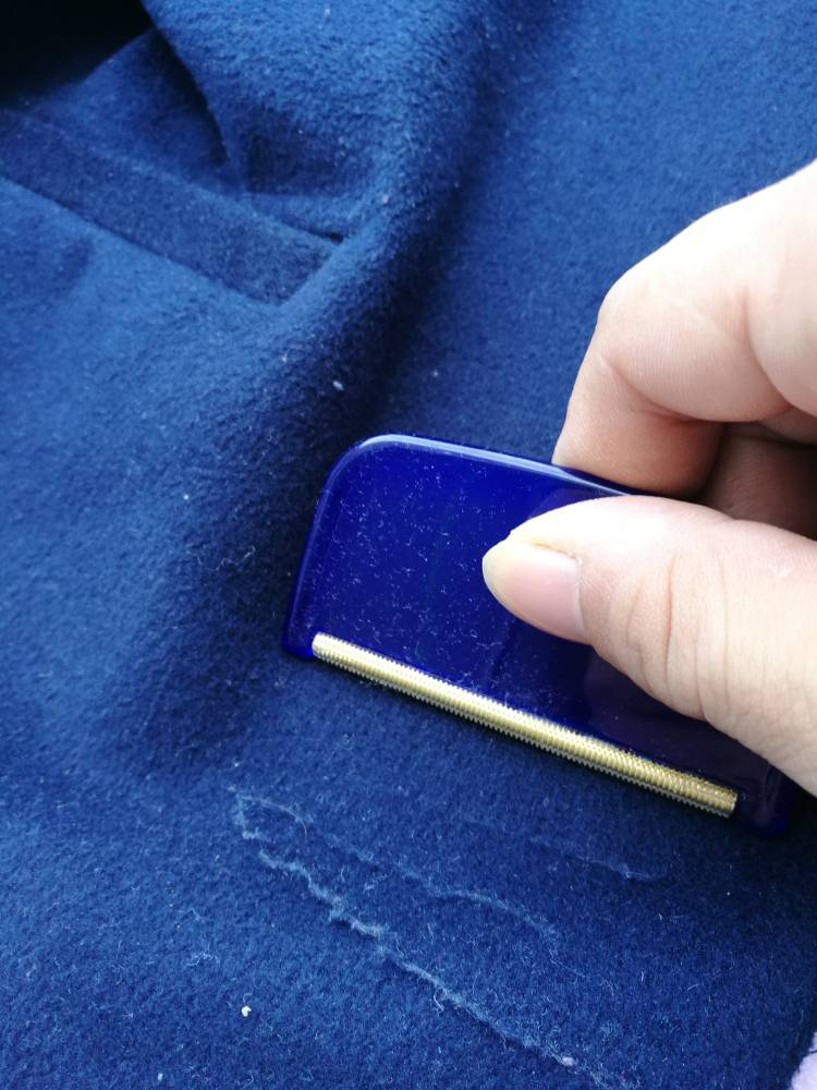 Как убрать катышки с одежды: способы избавления от скатывания трикотажных и шерстяных вещей
