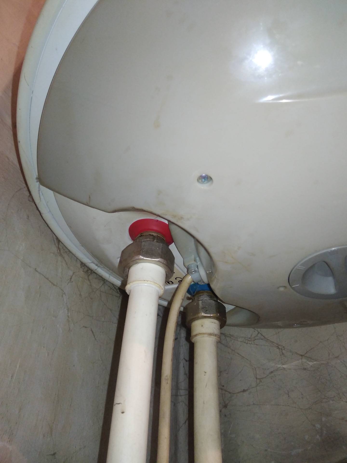 Потек водонагреватель: почему капает вода из предохранительного клапана водонагревателя