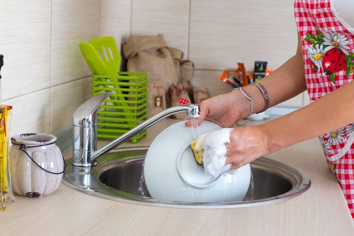 Как быстро помыть посуду: сковородки и кастрюли