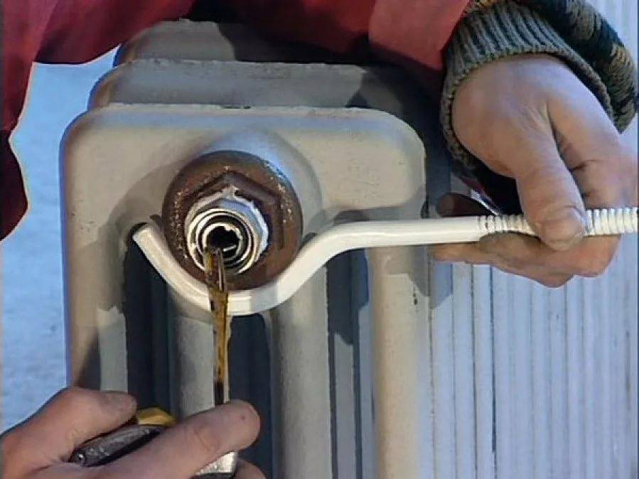 Ремонт радиаторов отопления в квартире и батарей чугунных: что делать при течи и свище на трубе
