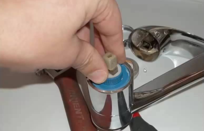 Течет кран в ванной: как починить смеситель своими руками, видео ремонта