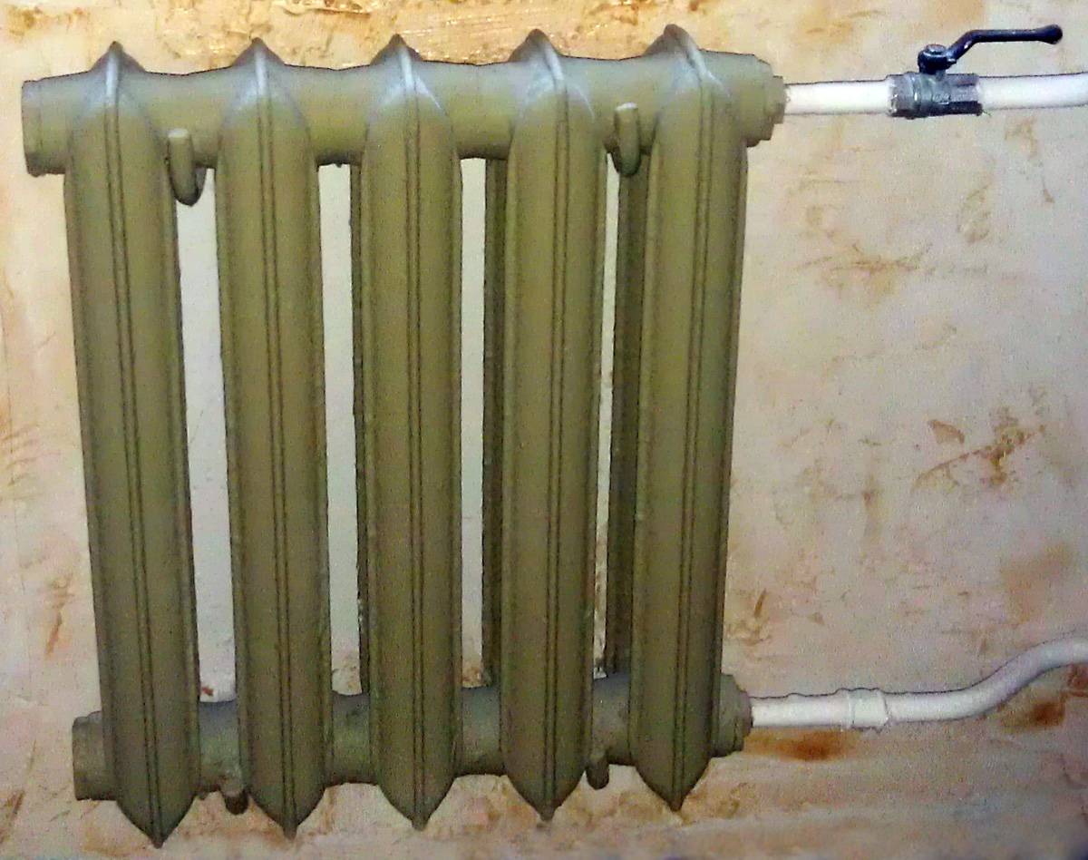 Советские радиаторы отопления. Радиатор отопления чугунный Bristol м 300 монтаж. Старые чугунные батареи. Старый чугунный радиатор. Старые радиаторы отопления.
