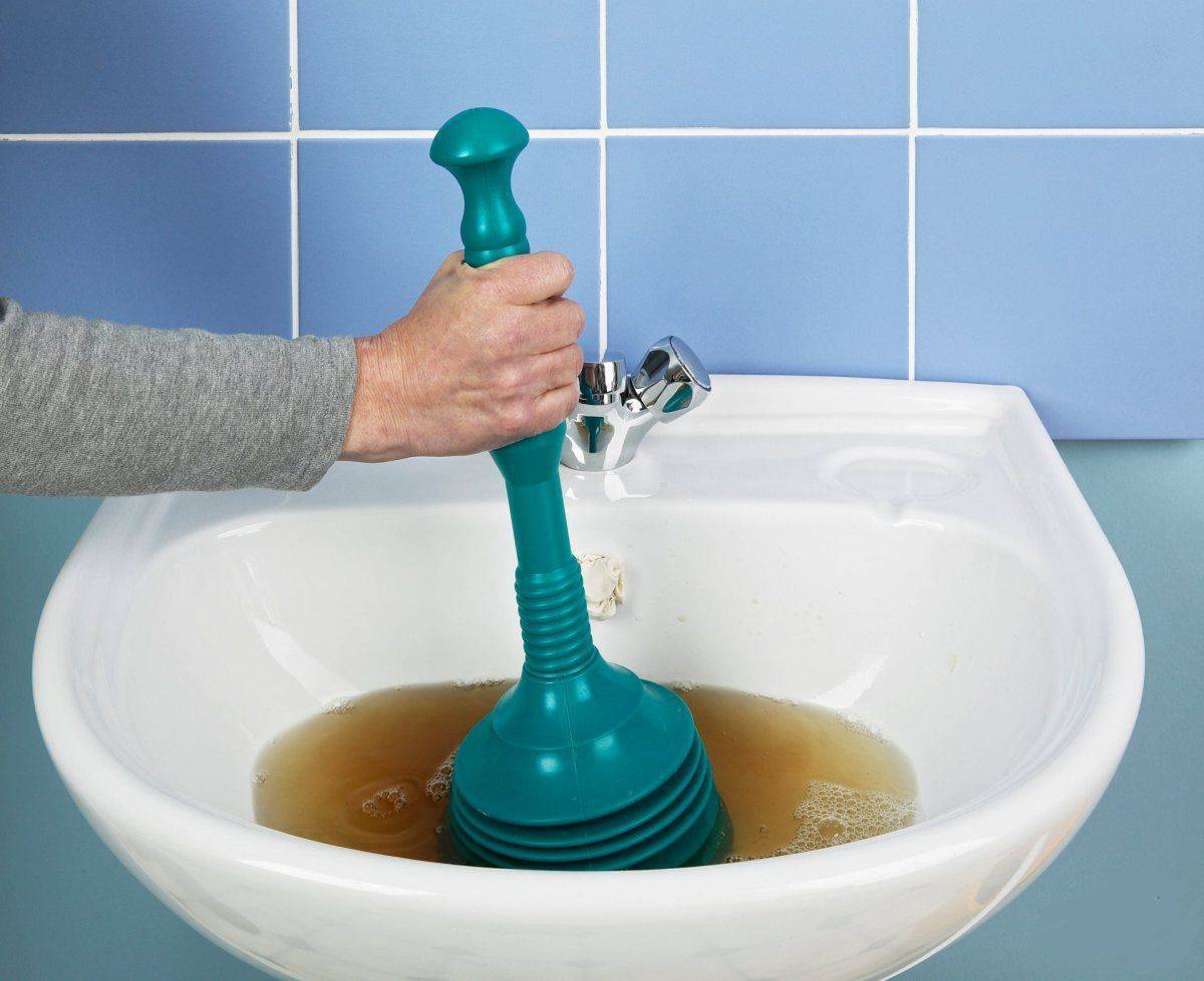 Как устранить засор в ванной: чем прочистить трубы, если плохо уходит вода
