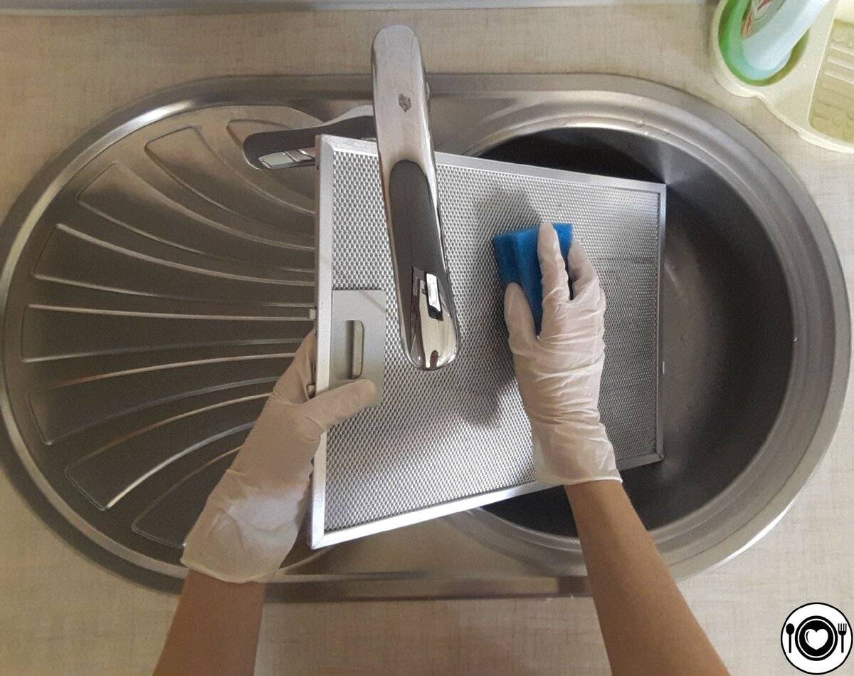 Как отмыть вытяжку над плитой от жира в домашних условиях и почистить решетку фильтра вытяжного устройства на кухне, видео