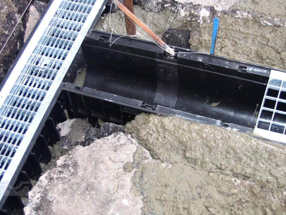 Монтаж водоотводных лотков бетонных