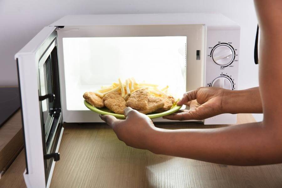 Куда поставить микроволновку на кухне: реальные фото примеры