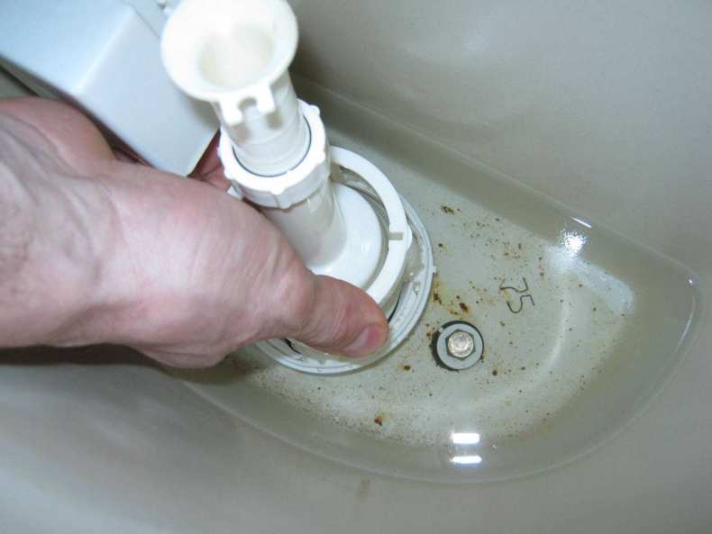 Течет вода в унитазе после наполнения бачка и с кнопкой и слива, что делать
