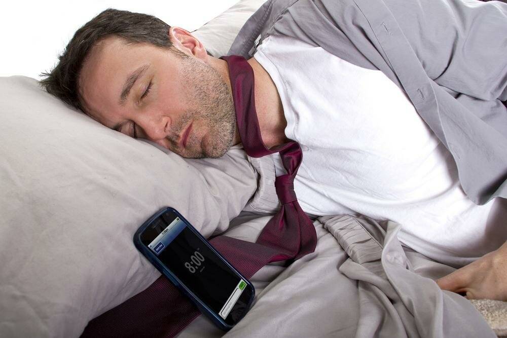 Куда лучше всего класть мобильный телефон во время сна?